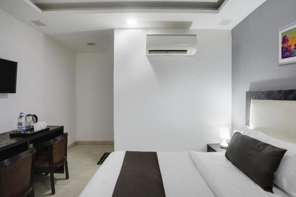 Anand Mukesh Residency Hotel New Delhi Exterior photo
